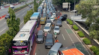 Sempat Dihadang Polisi di Simpang Semanggi, Belasan Bus Massa KASBI Timbulkan Kemacetan