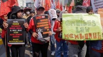 Buruh melakukan aksi demonstrasi di Jalan MH Thamrin menuju kawasan Monumen Nasional, Jakarta, Kamis (10/8/2023). [Suara.com/Alfian Winanto]