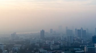 Rapat Terbatas, Jokowi Instruksikan Atasi Polusi Udara dengan WFH dan Rekayasa Cuaca