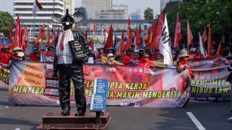 Buruh melakukan aksi demonstrasi di Jalan MH Thamrin menuju kawasan Monumen Nasional, Jakarta, Kamis (10/8/2023). [Suara.com/Alfian Winanto]