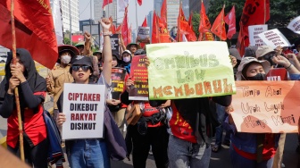 Buruh melakukan aksi demonstrasi di Jalan MH Thamrin menuju kawasan Monumen Nasional, Jakarta, Kamis (10/8/2023). [Suara.com/Alfian Winanto]