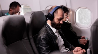 6 Trik Jitu Tidur Nyaman di Pesawat saat Penerbangan Panjang, Sudah Coba?