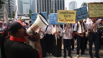 Sejumlah siswa dan orang tua wali murid berunjuk rasa di depan Kementerian Pendidikan, Kebudayaan, Riset dan teknologi, Jakarta, Jumat (11/8/2023). [ANTARA FOTO/Reno Esnir].