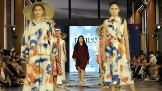 Inspirasi Fashion: Fresh dan Elegan saat Liburan dengan Motif Bunga Tropis dan Siluet Longgar