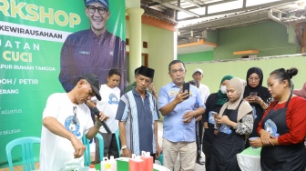 Ibu-ibu di Tangerang Memiliki Penghasilan Tambahan dan Buka Peluang Kerja Lewat Pelatihan Sabun Cuci