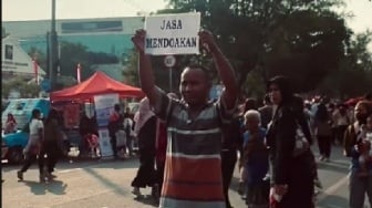 Viral Video Bapak-bapak Buka Jasa Mendoakan Keliling di Kota Solo, Netizen: Butuh Asisten Nggak Om?