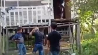 BREAKING NEWS! Sekelompok Pria Bersajam di Palembang Hancurkan Rumah Warga