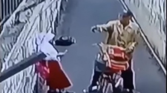 Bejat! Viral Pedagang Keliling Diduga Lakukan Pelecehan ke Anak SD, Aksinya Terekam CCTV