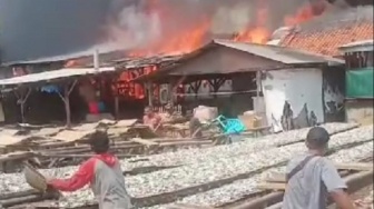 Sejumlah Lapak Di Pemukiman Padat Di Pluit Jakut Kebakaran, 23 Mobil Damkar Dikerahkan