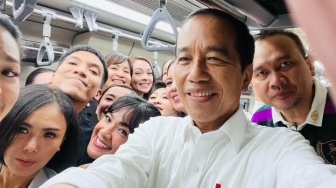 Viral Momen Apes Ari Lasso saat Jokowi dan Yuni Shara Salah Tap Masuk LRT