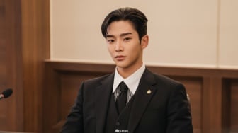 Rowoon SF9 Perankan Pengacara dengan Kutukan di Drama 'Destined With You'