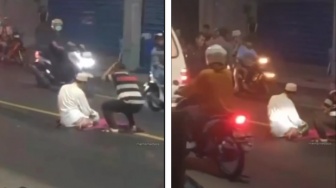 Video Viral Pria Salat di Tengah Jalan, Warganet: Mau Bertemu Tuhan Langsung