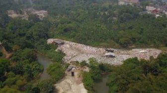 Breaking News! Penampakan Gunungan Sampah di TPS Liar Bantaran Kali Cikeas Jatirangga Bekasi