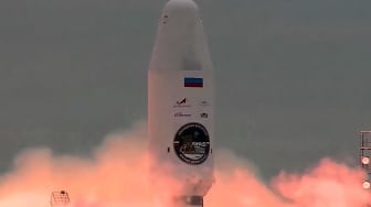 Roket Soyuz 2.1b dengan pesawat antariksa Luna-25 meluncur dari landasan peluncuran di Vostochny Cosmodrome, utara Blagoveschensk, Amur, Rusia, Jumat (11/8/2023). [Handout Roscosmos/Vostochny Space Centre/ AFP]
