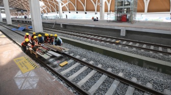 Pekerja membawa bahan bangunan saat menyelesaikan pembangunan di Stasiun Kereta Cepat di Halim, Jakarta Timur, Sabtu (12/8/2023). [ANTARA FOTO/M Risyal Hidayat/rwa]