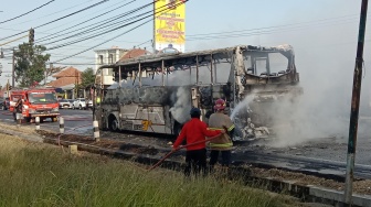 BREAKING NEWS! Bus Wisata Bawa Rombongan Simpatisan PKS Boyolali Terbakar di Jalan Solo-Jogja, Penumpang Sempat Panik
