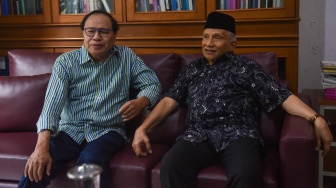 
Mantan Menko Kemaritiman Rizal Ramli bersama dengan Ketua Majelis Syuro Partai Ummat Amien Rais saat menggelar pertemuan di Kediaman Rizal Ramli di Kawasan Kemang, Jakarta, Minggu (13/8/2023). [Suara.com/Alfian Winanto]