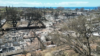 Foto udara memperlihatkan bangunan dan rumah yang hancur akibat kebakaran hutan hebat yang melanda di Lahaina, Maui barat, Hawaii, Jumat (11/8/2023). [Sébastien VUAGNAT / AFP]