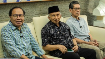 Mantan Menko Kemaritiman Rizal Ramli (kiri) bersama dengan Ketua Majelis Syuro Partai Ummat Amien Rais (tengah) memberikan pernyataan pers usai menggelar pertemuan di Kediaman Rizal Ramli di Kawasan Kemang, Jakarta, Minggu (13/8/2023). [Suara.com/Alfian Winanto]