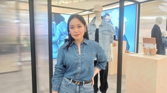 Tips Mix and Match Tampil Kece Pakai Denim Menurut Ayla Dimitri