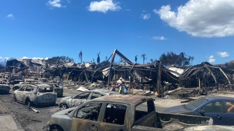 Penampakan mobil yang terbakar, bangunan yang hancur, dan rumah yang hangus akibat kebakaran hutan hebat yang melanda di Lahaina, Maui barat, Hawaii, Jumat (11/8/2023). [Paula RAMON / AFP]