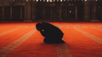 Sholat Fajar Dilakukan Kapan? Ini Bacaan Niat dan Tata Caranya