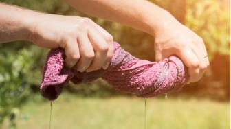 4 Langkah Mencuci Handuk dengan Benar agar Tidak Menjadi Sarang Bakteri