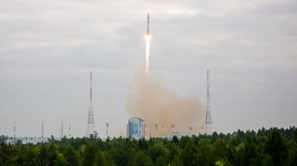 Roket Soyuz 2.1b dengan pesawat antariksa Luna-25 meluncur dari landasan peluncuran di Vostochny Cosmodrome, utara Blagoveschensk, Amur, Rusia, Jumat (11/8/2023). [Handout Roscosmos/Vostochny Space Centre/ AFP]
