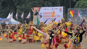 Pertunjukkan Tari Kolosal saat upacara pembukaan Raimuna Nasional (Rainas) XII di Bumi Perkemahan Cibubur, Jakarta, Senin (14/8/2023). [Suara.com/Alfian Winanto]