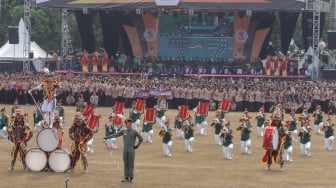 Atraksi Drum Band saat upacara pembukaan Raimuna Nasional (Rainas) XII di Bumi Perkemahan Cibubur, Jakarta, Senin (14/8/2023). [Suara.com/Alfian Winanto]