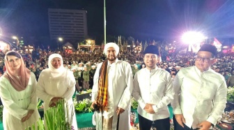 Syukuri 78 Tahun Indonesia Merdeka, Gubernur Khofifah dan Masyarakat Ikut Dzikir dan Salawat Bersama Habib Syech