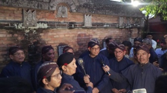 Ziarah ke Makam Raja-raja Mataram, Anies Baswedan Dapat Cinderamata Tombak Cakra Kotagede