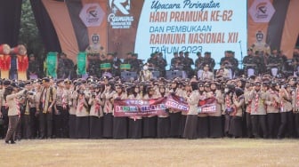 Anggota Pramuka saat mengikuti upacara pembukaan  Raimuna Nasional (Rainas) XII di Bumi Perkemahan Cibubur, Jakarta, Senin (14/8/2023). [Suara.com/Alfian Winanto]