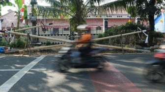 Pengrajin mengerjakan tahapan pembuatan batang  panjat pinang di kawasan, Manggarai, Jakarta, Senin (14/8/2023). [Suara.com/Alfian Winanto]