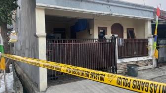Penampakan Bendera ISIS dan Senjata yang Ditemukan di Rumah Karyawan PT KAI di Bekasi