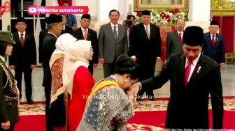 Lucunya Presiden Jokowi Dibuat Salah Tingkah Saat Beri Penghargaan Untuk Ibu Iriana: Bikin Senyum-senyum Sendiri