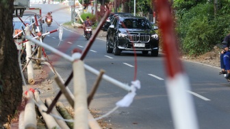 Pengrajin mengerjakan tahapan pembuatan batang  panjat pinang di kawasan, Manggarai, Jakarta, Senin (14/8/2023). [Suara.com/Alfian Winanto]