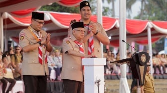 Wakil Presiden Republik Indonesia Ma'ruf Amin (tengah) didampingi oleh Menpora Dito Ariotedjo (kanan) dan Ketua Kwartir Nasional Gerakan Pramuka Budi Waseso (kiri) saat membuka acara Raimuna Nasional (Rainas) XII di Bumi Perkemahan Cibubur, Jakarta, Senin (14/8/2023). [Suara.com/Alfian Winanto]