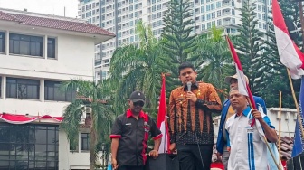 Bobby Nasution Naik Mobil Komando Terima Aspirasi Ratusan Pekerja Medan