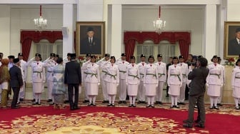 Jokowi Kukuhkan 76 Anggota Paskibraka di Istana Negara