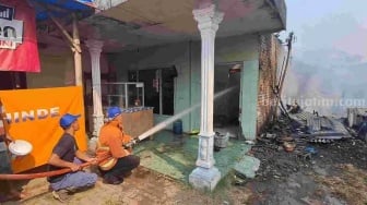 BREAKING NEWS: Tak Bertemu Orang yang Dicari, Pemuda di Mojokerto Bakar Rumah dan Kios