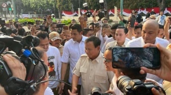 Naik Alphard, Prabowo Datangi Peresmian Rumah Relawan di Menteng