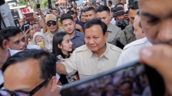 Ketua Umum Partai Gerindra Prabowo Subianto (tengah) saat menghadiri acara peresmian rumah pemenangan relawan di Menteng, Jakarta, Selasa (15/8/2023). [Suara.com/Alfian Winanto]