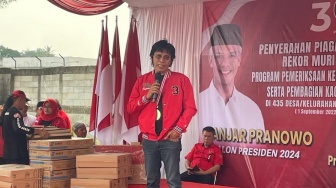 'Dapat Jabatan Karena Hubungan Darah', Adian Napitupulu Blak-blakan Sindir Gibran di Depan Elite Prabowo?