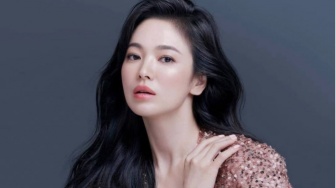 Peringati Hari Kemerdekaan Korea yang ke-78, Song Hye Kyo Donasikan 10.000 Buku