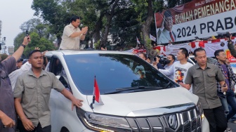 Ketua Umum Partai Gerindra Prabowo Subianto (tengah) menyapa para relawan usai menghadiri acara peresmian rumah pemenangan relawan di Menteng, Jakarta, Selasa (15/8/2023). [Suara.com/Alfian Winanto]