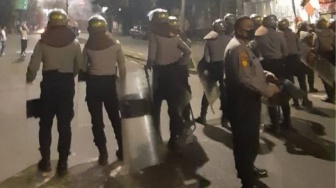 Cerita Jurnalis Liput Malam Mencekam di Dago Elos, Gas Air Mata Ditembak hingga Dihantam Polisi
