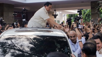 Ketua Umum Partai Gerindra Prabowo Subianto (tengah) menyapa para relawan usai menghadiri acara peresmian rumah pemenangan relawan di Menteng, Jakarta, Selasa (15/8/2023). [Suara.com/Alfian Winanto]