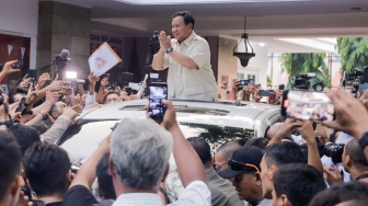 Ketua Umum Partai Gerindra Prabowo Subianto (tengah) menyapa para relawan usai menghadiri acara peresmian rumah pemenangan relawan di Menteng, Jakarta, Selasa (15/8/2023). [Suara.com/Alfian Winanto]