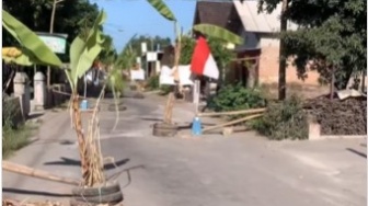 Viral Jalan Rusak di Kanigoro Blitar Ditanam Bendera Merah Putih